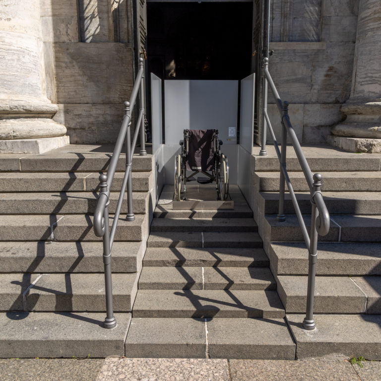 Stepless Modell C Hebeplattform an der Frederikskirche.