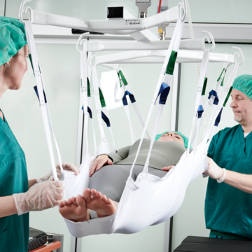 Chirurgen gebruiken het plafondliften systeem om te helpen bij het delicate proces van het draaien van patiënten tijdens een operatie.