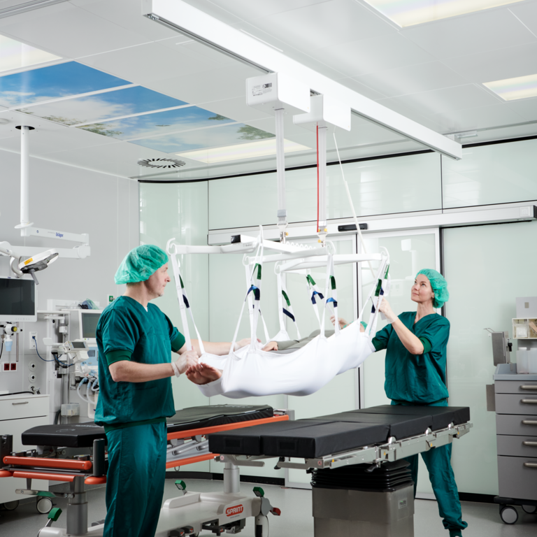 Perform safe patient transfers without manual lifting in the operating theatre.