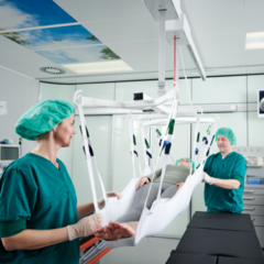 Simplifique el reposicionamiento de los pacientes durante las cirugías con la tecnología de grúas de techo.
