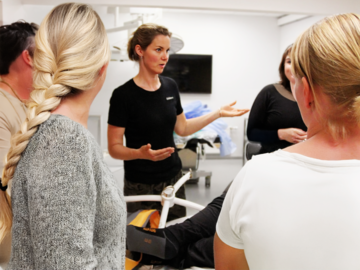 Guldmann physiotherapist leading a Safe Patient Handling seminar—sharing expert training in lifting techniques, ergonomic care, and welfare technology for healthcare professionals.