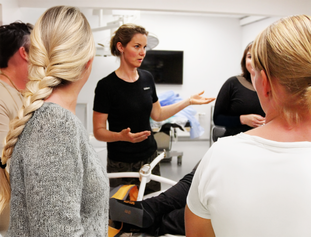 Fisioterapista Guldmann alla guida di un seminario sulla gestione sicura del paziente – condivide formazione specialistica su tecniche di sollevamento, assistenza ergonomica e tecnologia per il benessere destinata agli operatori sanitari.