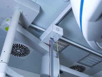 Ceiling hoist system in an operating theatre