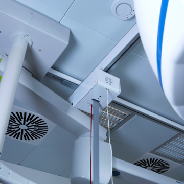 Ceiling hoist system in an operating theatre