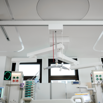 Safe and controlled patient positioning with a ceiling hoist system.