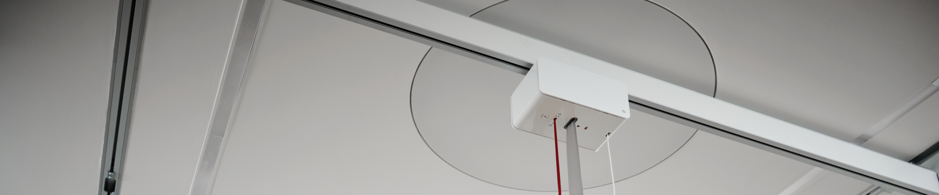 Il sollevatore a soffitto può essere facilmente regolato per diverse dimensioni di pazienti.