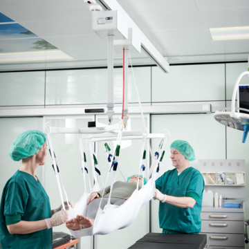 Plafondliften systemen zijn een essentieel hulpmiddel voor het verbeteren van de patiëntveiligheid tijdens chirurgische procedures