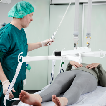 Het plafondliften systeem helpt het risico op letsel voor patiënten te minimaliseren tijdens het herpositioneren.