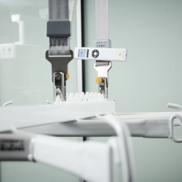 Chirurgen vertrouwen op het plafondliften systeem om patiënten te helpen positioneren voor chirurgische ingrepen.