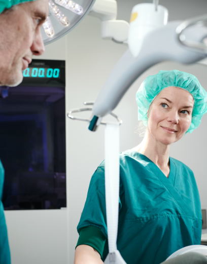 Las enfermeras utilizan el sistema de grúas de techo para reposicionar de manera segura a los pacientes en la mesa de operaciones