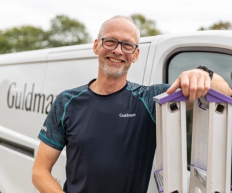 Guldmann servicetekniker klar til installation af loftliftsystem – leverer ekspertstøtte og service i verdensklasse fra en af de førende globale leverandører.