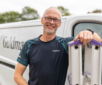 Guldmann servicetekniker klar til installation af loftliftsystem – leverer ekspertstøtte og service i verdensklasse fra en af de førende globale leverandører.