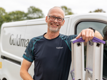 Guldmann Servicetechniker bereit für die Installation des Deckenliftsystems – bietet fachkundige Unterstützung und erstklassigen Service von einem der weltweit führenden Anbieter.