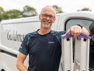 Guldmann servicetekniker redo för installation av taklyftsystem – levererar expertstöd och service i världsklass från en av de ledande globala leverantörerna.