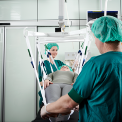 Un sistema de grúas de techo instalado en una sala de operaciones para ayudar en los traslados de pacientes.