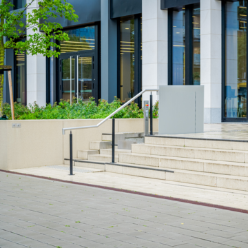 Platformlift geïntegreerd in trap – SLP417 Stepless Model C – Lyoner Viertel, Frankfurt