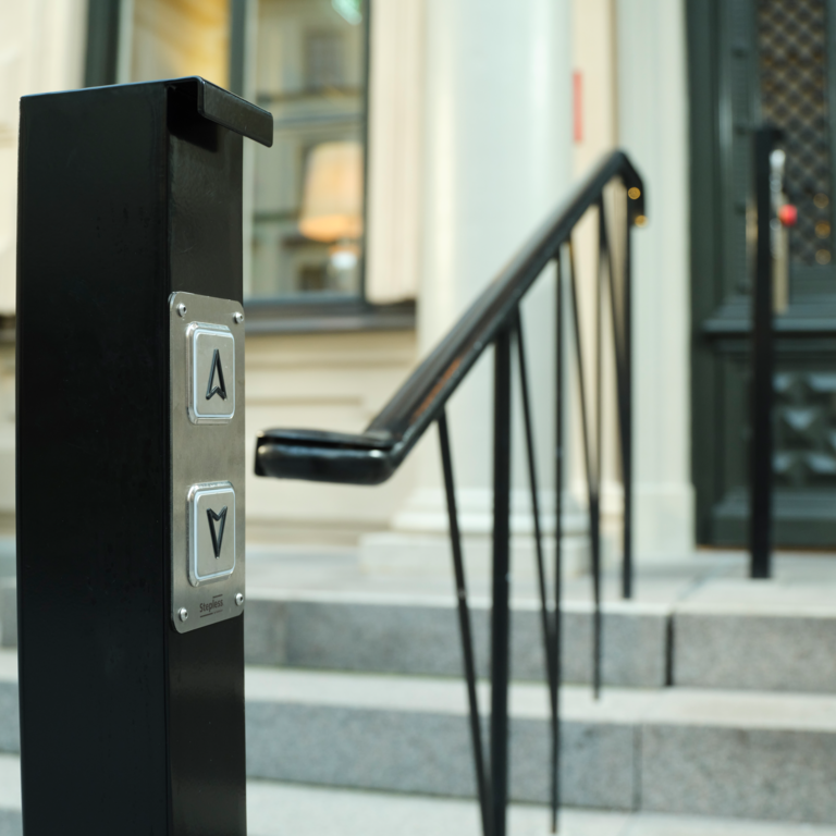 Close-up van Stepless SLP model C platformlift bij Stockholm Stadshotell