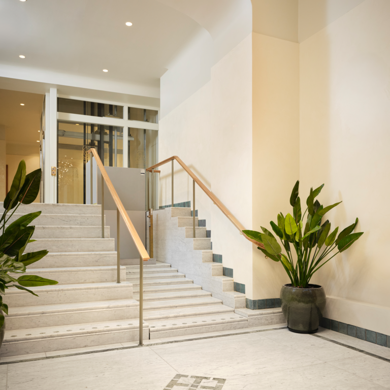 Stepless SLP model C platformlift die terug verandert in trap bij T-House, Stockholm