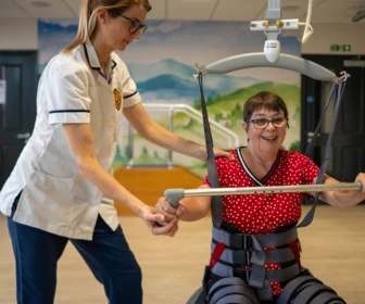 Revalidatie in The Chocolate Quarter met GH3 tilmotor en Gait Trainer.