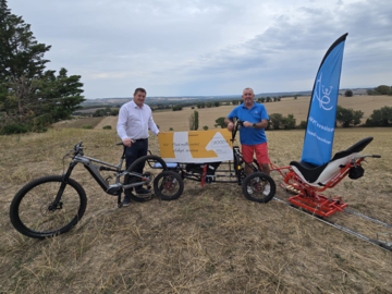 Guldmann France presents donation cheque to Adapt Évasion for adaptive sports equipment.