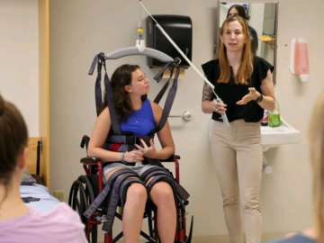 Guldmann Progressive Mobility Consultant leading an occupational therapy training session with the GH3+ ceiling lift and Trainer Module at Elizabethtown College.