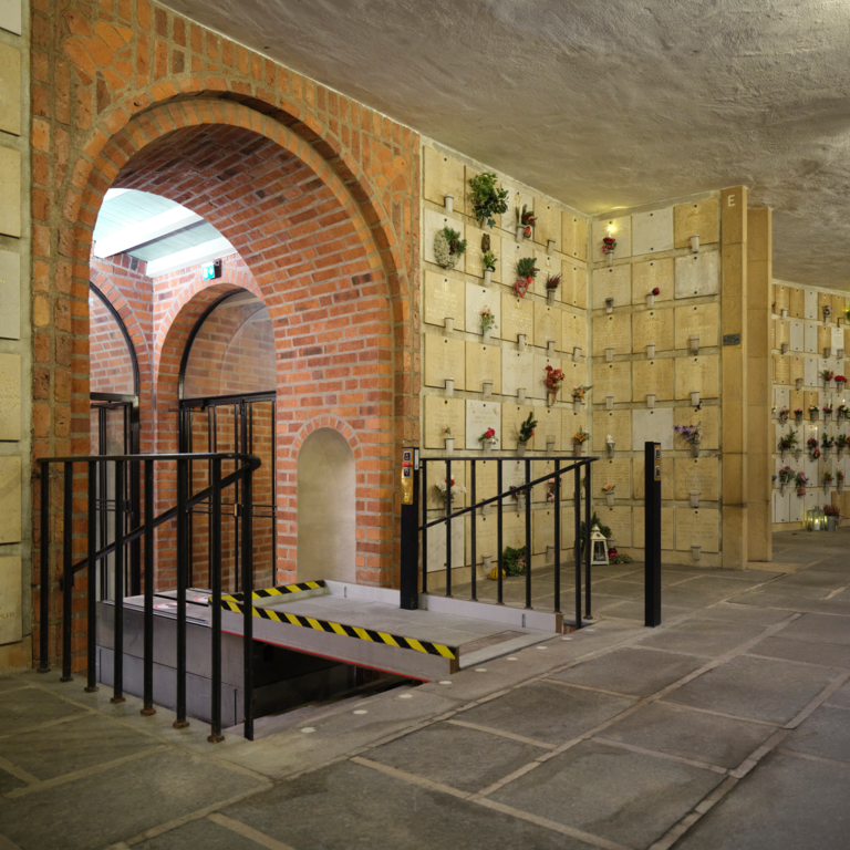 Stepless SLP H løfteplattform i Högalid kirke, Stockholm