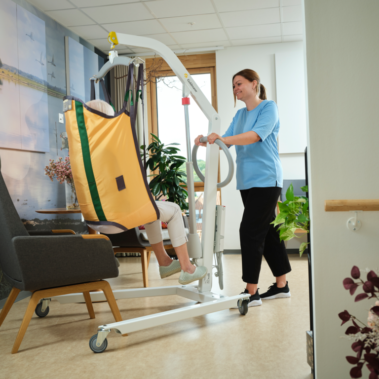 GL6 Advanced mobile lifter in a nursing home